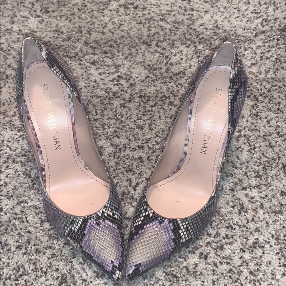 STUART WEITZMAN SNAKESKIN POINTED TOE PUMP